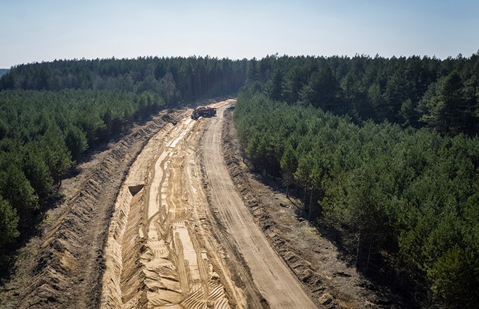 Trwają prace przy budowie kolei do lotniska w Szymanach