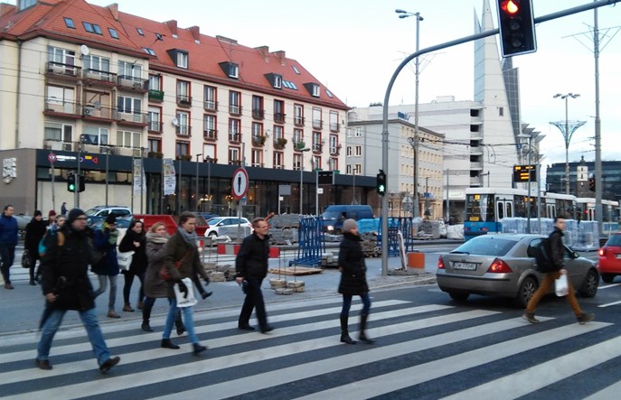 Posłowie rozważają uprzywilejowanie pieszych przed zebrą