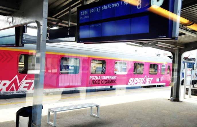 Koniec z folią reklamową na drzwiach i oknach wagonów