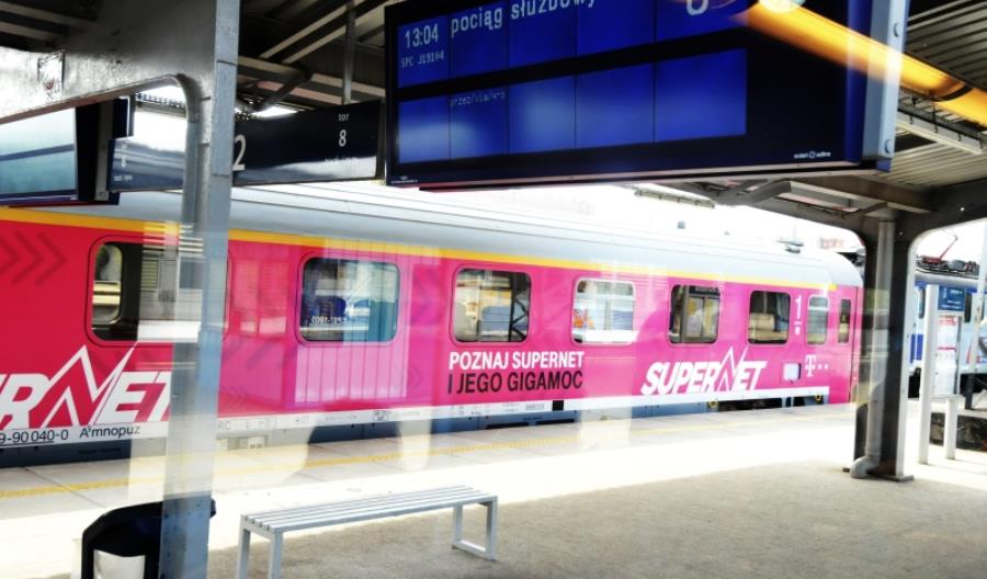 Koniec z folią reklamową na drzwiach i oknach wagonów Koniec z folią reklamową na drzwiach i oknach wagonów