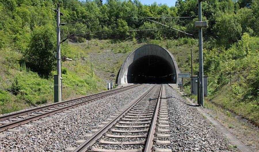 Niemcy: Pociąg utknął w tunelu