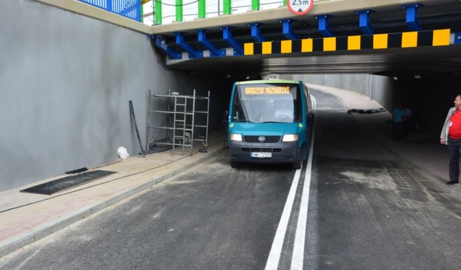 Tunel pod torami za niski dla karetek. Taki był plan