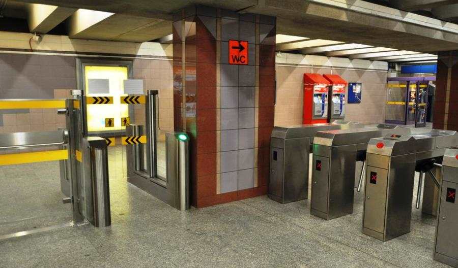 Nowa bramka uszczelnia system biletowy. Więcej pasażerów w metrze