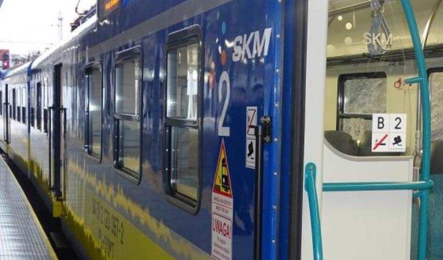 Wózek dziecięcy zakleszczony w drzwiach pociągu SKM. UTK interweniuje