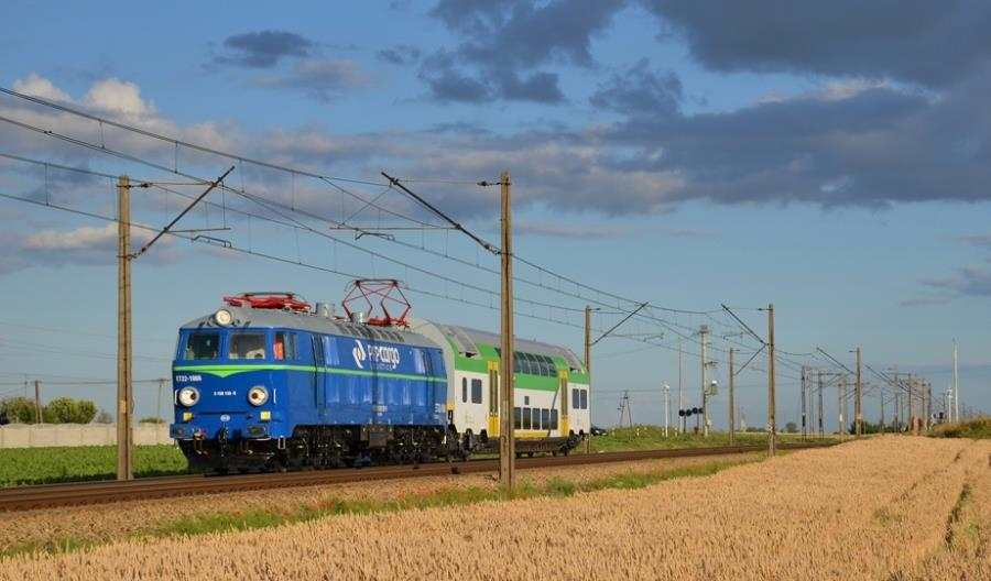 Pierwszy wagon piętrowy Pesy dla Kolei Mazowieckich już na torach