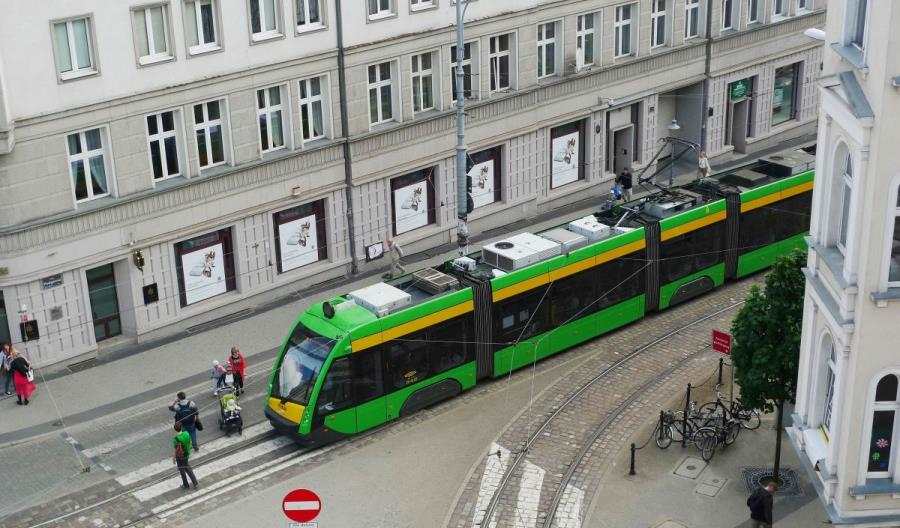 Metrobus przegrywa z tramwajem