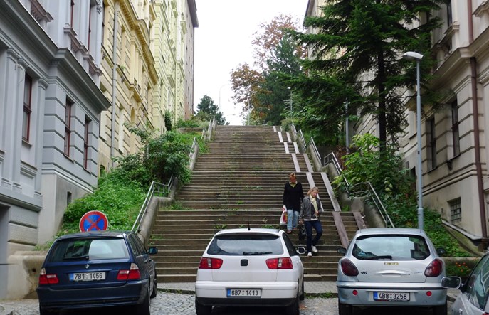 Warszawa kulawa. O stołecznych utrudnieniach dla niepełnosprawnych