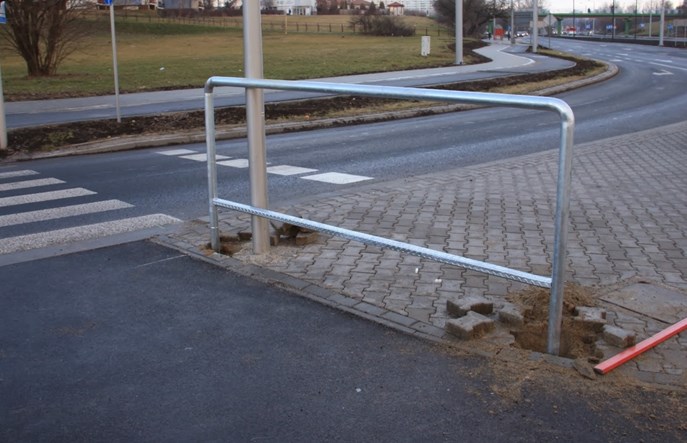 Pierwsze podpórki w Warszawie. Urzędnicy dziękują rowerzystom