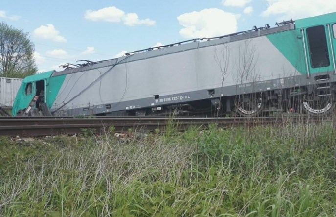 Kolizja ciężarówki z pociągiem w Świętokrzyskiem. Trzy osoby ranne
