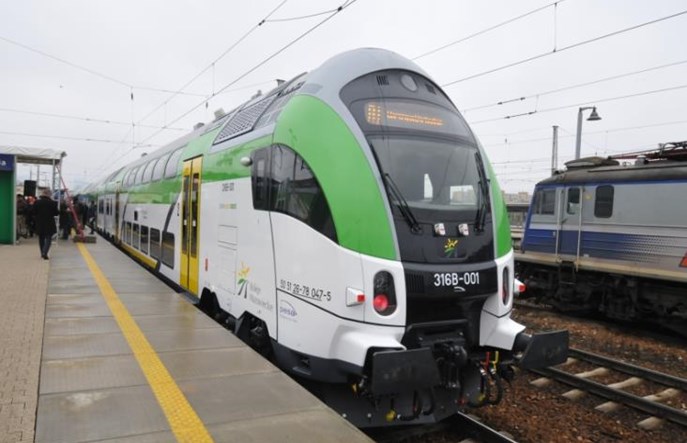 Piętrowe wagony Sundeck na torach dopiero w lutym