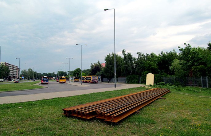 Warszawa: Pierwsze nowe szyny na budowie przedłużenia tramwaju na Tarchominie