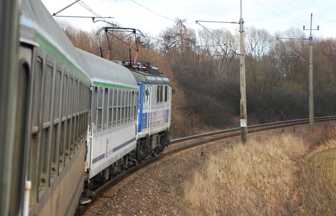 Orkan Barbara przeszkadza w ruchu pociągów