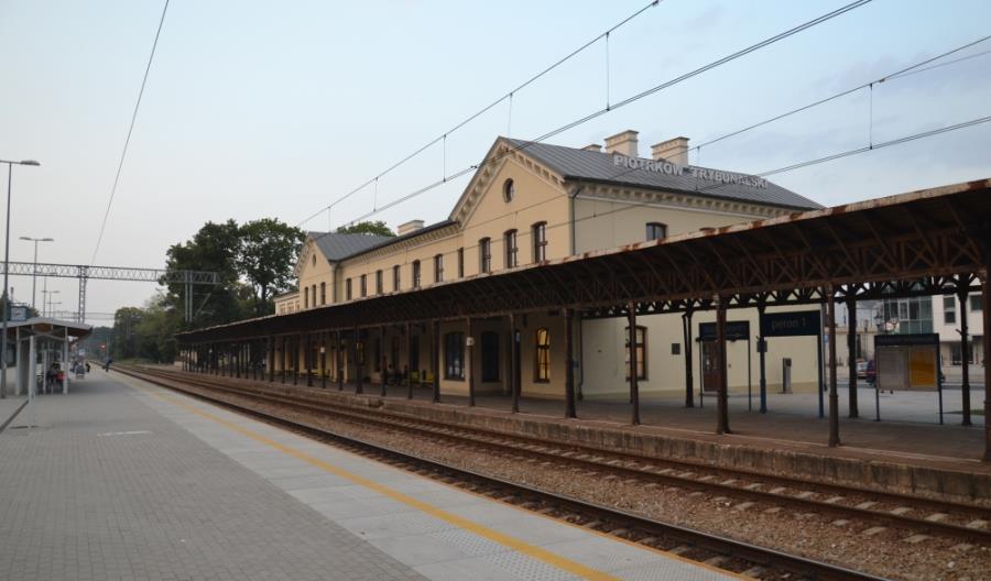 Piotrków Tryb.: PLK wyremontuje zabytkową wiatę Piotrków Tryb.: PLK wyremontuje zabytkową wiatę
