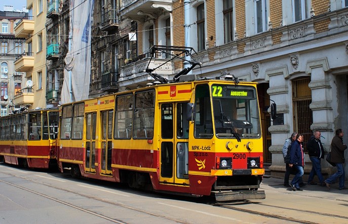 Łódź: Dwukierunkowy skład 805Na na linii