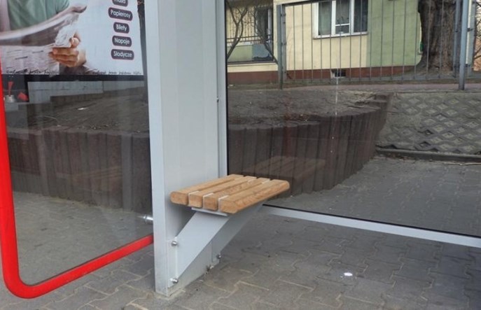 Warszawa. Dodatkowe ławeczki w wiatach. „Ławeczki”, nie „ławki”
