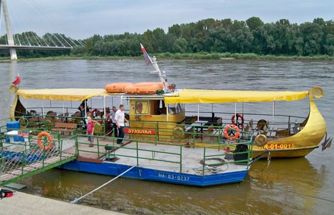 Warszawa w wakacje na Wiśle  - prom, tramwaj wodny, statek