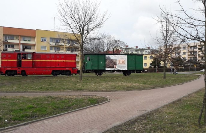 Wąskotorowy wagon stanął na koszalińskim osiedlu