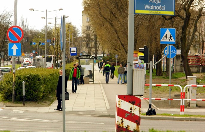 Śmieszka rowerowa kosztem chodnika w centrum Częstochowy