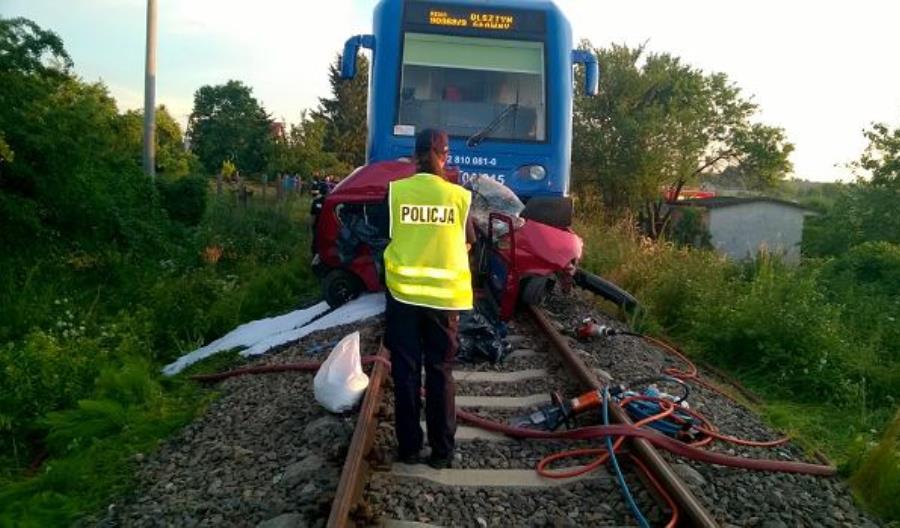 Samochód wjechał przed szynobus z Szyman do Olsztyna. 2 osoby nie żyją Samochód wjechał przed szynobus z Szyman do Olsztyna. 2 osoby nie żyją