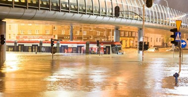W Gdańsku po ulewie utknęło ok. 20 tramwajów. Niektóre po szyby w wodzie