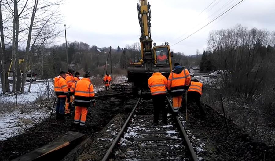 Ekspresowa decyzja PLK. Naprawiają linię Zagórz – Krościenko, by pomóc uchodźcom Ekspresowa decyzja PLK. Naprawiają linię Zagórz – Krościenko, by pomóc uchodźcom