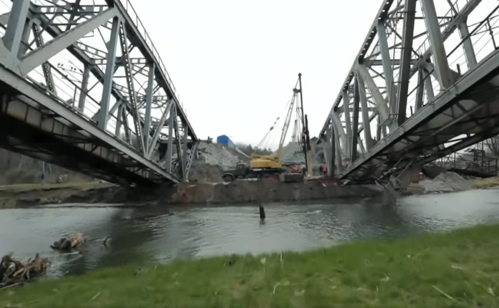 Ukraińska Kolej ewakuuje Donbas i odbudowuje zniszczony most kolejowy pod Kijowem [film]