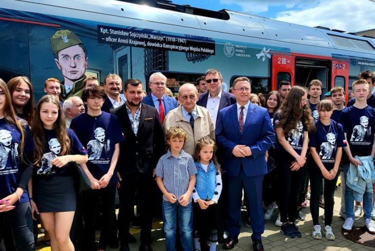Kolejny pociąg ŁKA w specjalnym malowaniu Kolejny pociąg ŁKA w specjalnym malowaniu