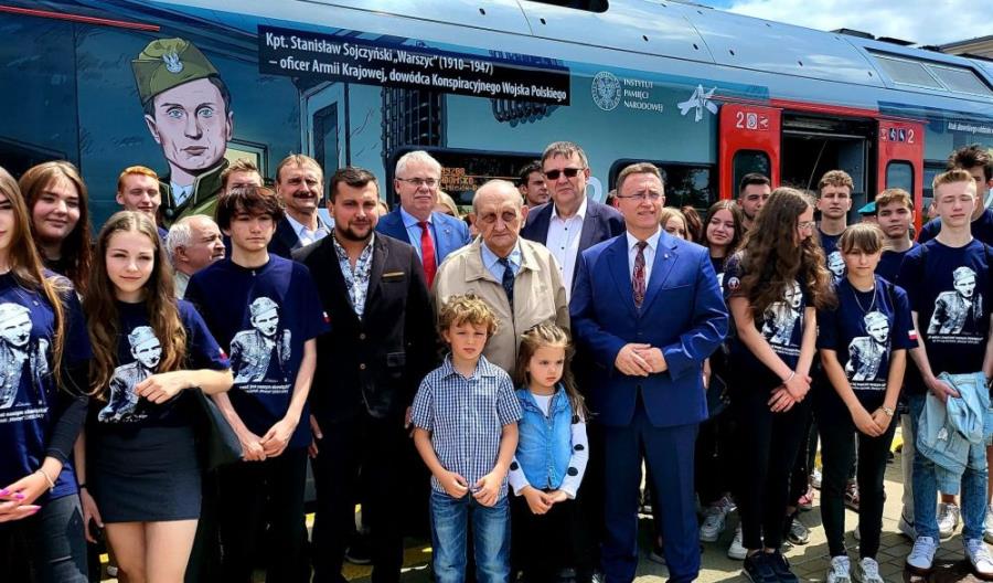 Kolejny pociąg ŁKA w specjalnym malowaniu