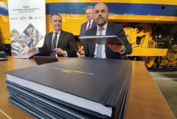 Stos umów z Plasser&Theurer. Grupa PLK kupuje nowoczesne maszyny Stos umów z Plasser&Theurer. Grupa PLK kupuje nowoczesne maszyny