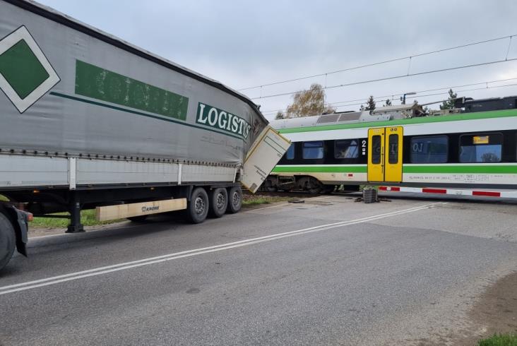 Kierowca ciężarówki wjechał pod pociąg Kolei Mazowieckich [zdjęcia]