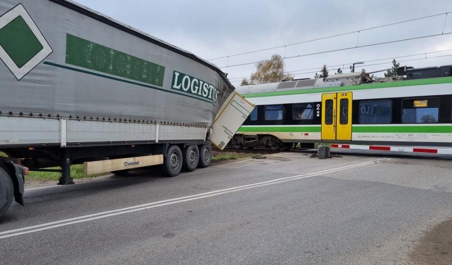 Kierowca ciężarówki wjechał pod pociąg Kolei Mazowieckich [zdjęcia]