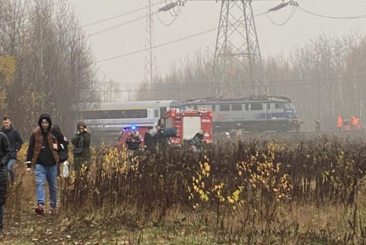 Pożar lokomotywy PKP Intercity pod Warszawą. Pasażerowie ewakuowani Pożar lokomotywy PKP Intercity pod Warszawą. Pasażerowie ewakuowani