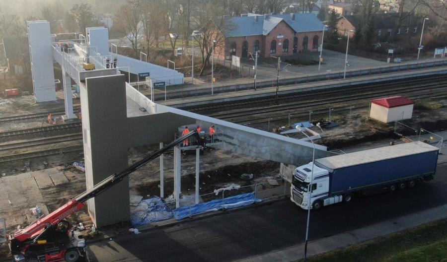 PLK: W Głownie i Strykowie powstają kładki i windy
