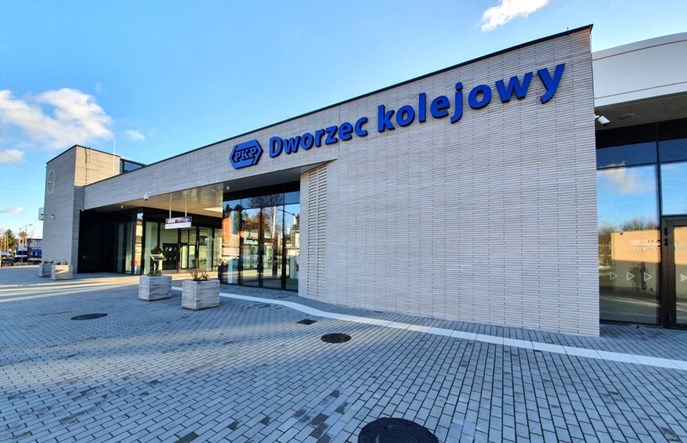 Pomiechówek Bilety w Kolporterze, a nowy dworzec bez kasy Rynek Kolejowy