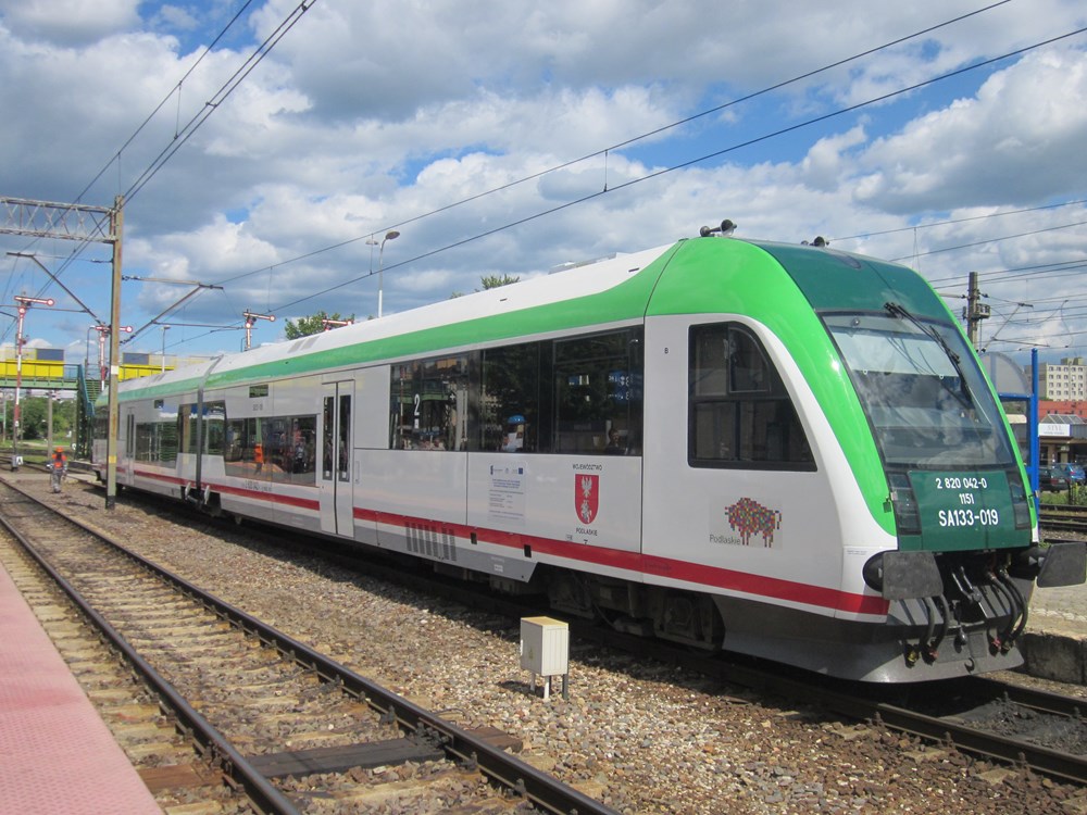 Październik w Podlaskiem: Odwołania pociągów elektrycznych i kolizja z jeleniem