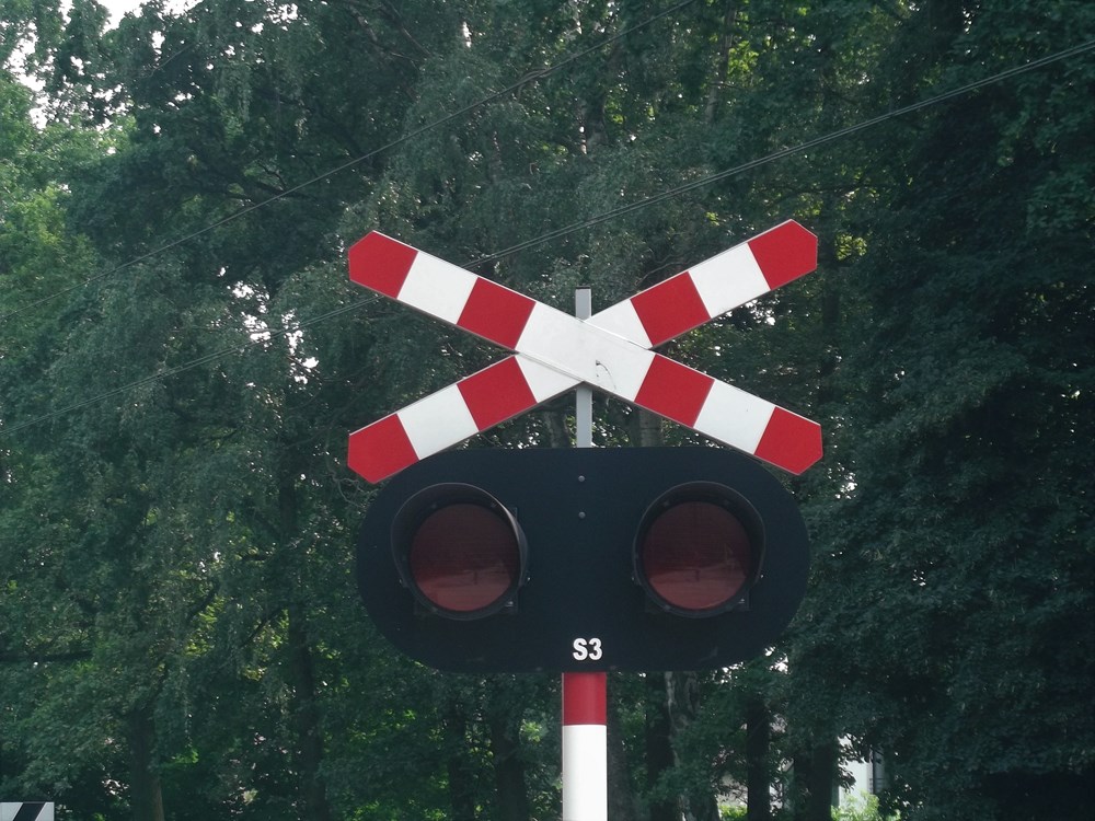 Karetka uderzyła w pociąg. Wstrzymany ruch Raciąż - Sierpc