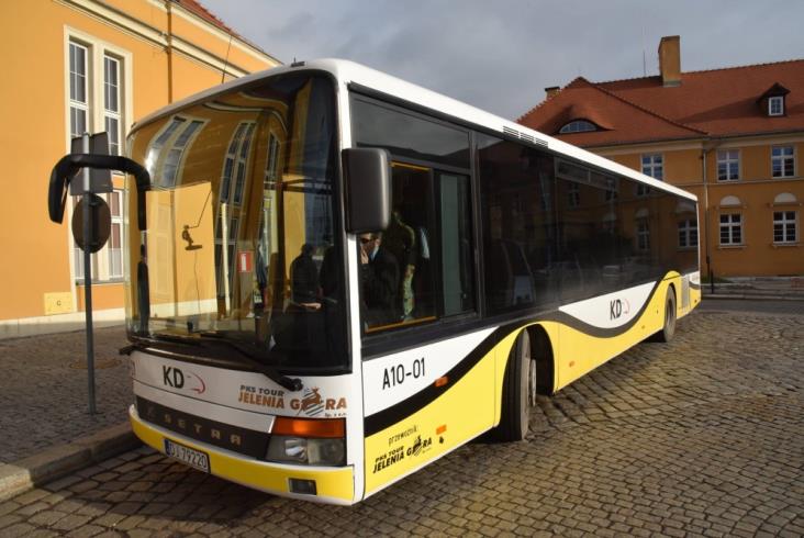 Jeździ już autobus z Jeleniej Góry do Lwówka Śląskiego Jeździ już autobus z Jeleniej Góry do Lwówka Śląskiego