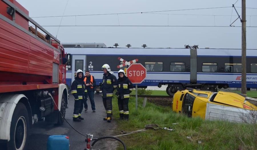 Zderzenie Darta i busa na przejeździe w Cieszkowie [zdjęcia]