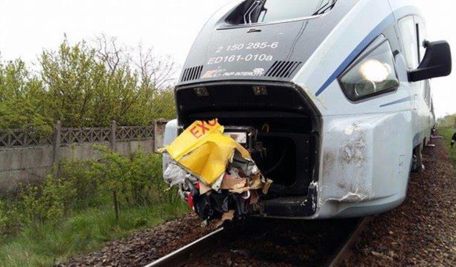 Zderzenie Darta i busa na przejeździe w Cieszkowie [zdjęcia]