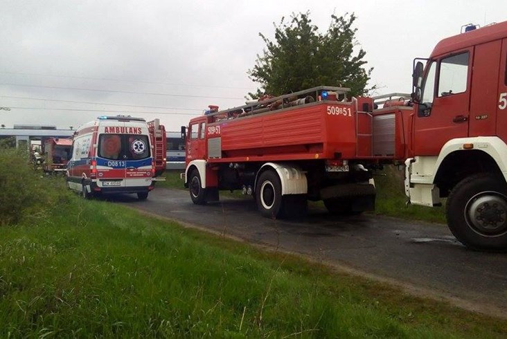 Zderzenie Darta i busa na przejeździe w Cieszkowie [zdjęcia]