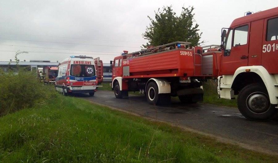 Zderzenie Darta i busa na przejeździe w Cieszkowie [zdjęcia]