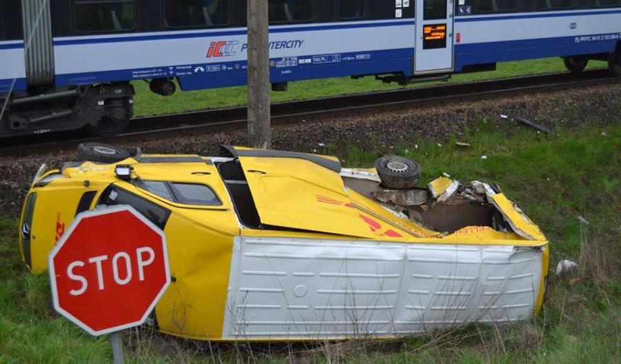 Zderzenie Darta i busa na przejeździe w Cieszkowie [zdjęcia]