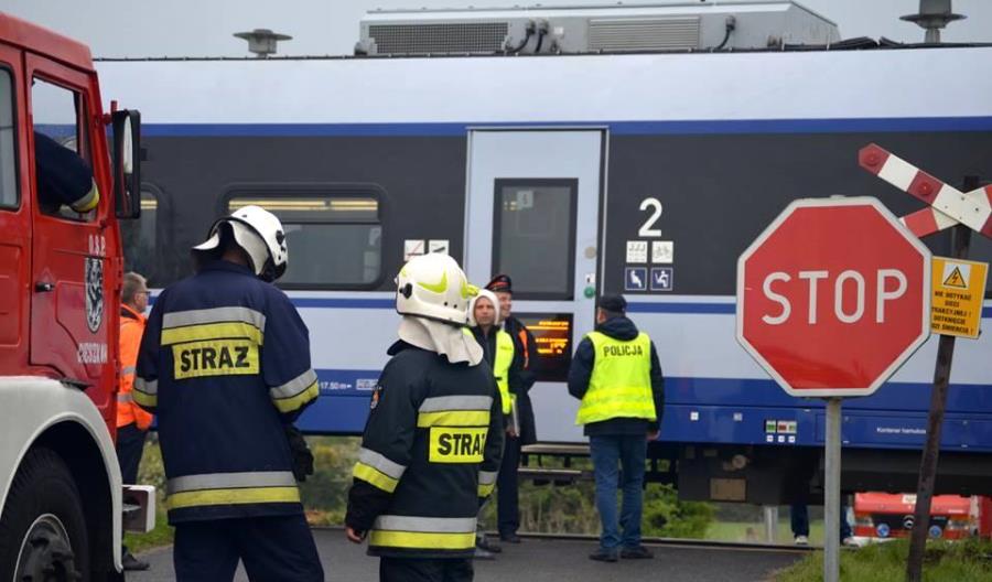 Zderzenie Darta i busa na przejeździe w Cieszkowie [zdjęcia]