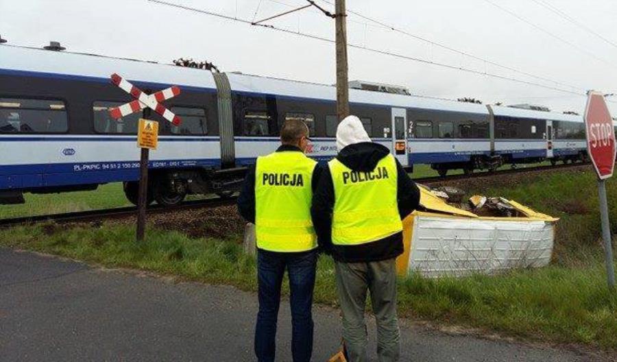 Zderzenie Darta i busa na przejeździe w Cieszkowie [zdjęcia]