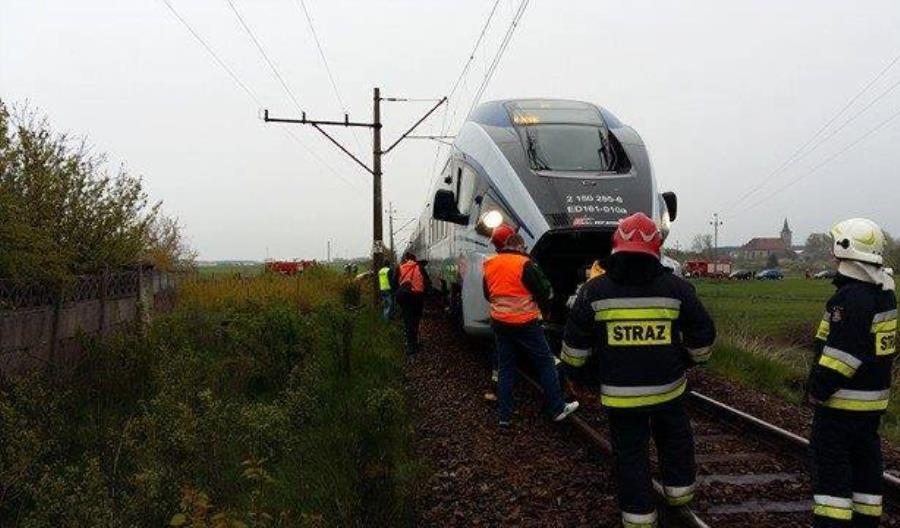 Zderzenie Darta i busa na przejeździe w Cieszkowie [zdjęcia]