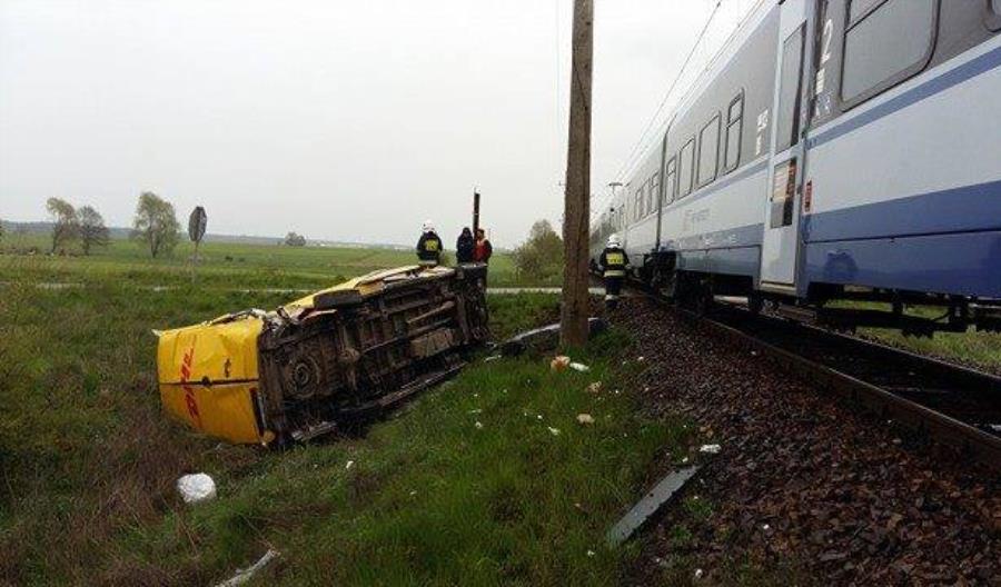 Zderzenie Darta i busa na przejeździe w Cieszkowie [zdjęcia]