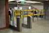 Metro: Przebudowa bramek biletowych na razie za droga
