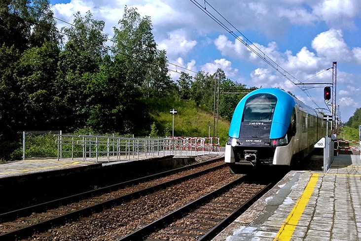 Koleje Śląskie i PLK przywróciły przystanek nad jeziorem w Dąbrowie Górniczej
