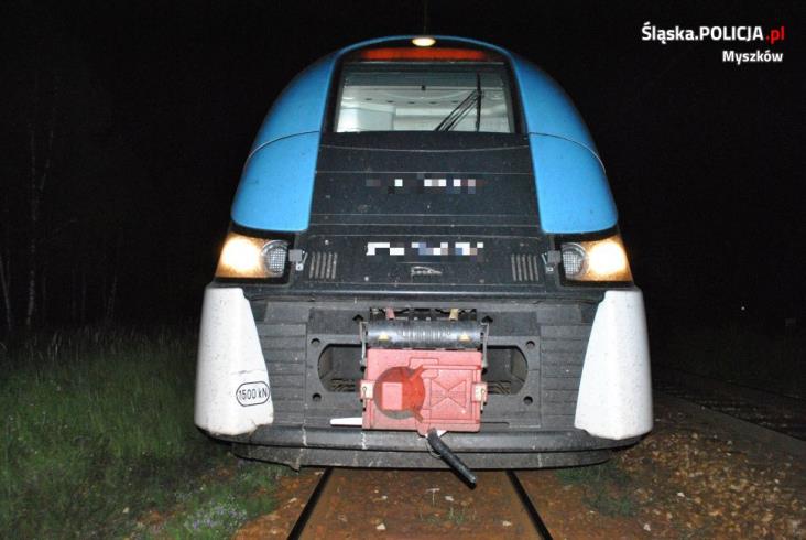Żart nastolatków mógł doprowadzić do katastrofy. Położyli betonowe bloki na tory Żart nastolatków mógł doprowadzić do katastrofy. Położyli betonowe bloki na tory