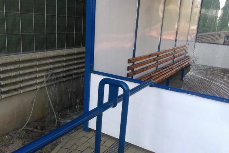 Wandale zdewastowali wiatę na przystanku Sucha Żyrardowska Wandale zdewastowali wiatę na przystanku Sucha Żyrardowska